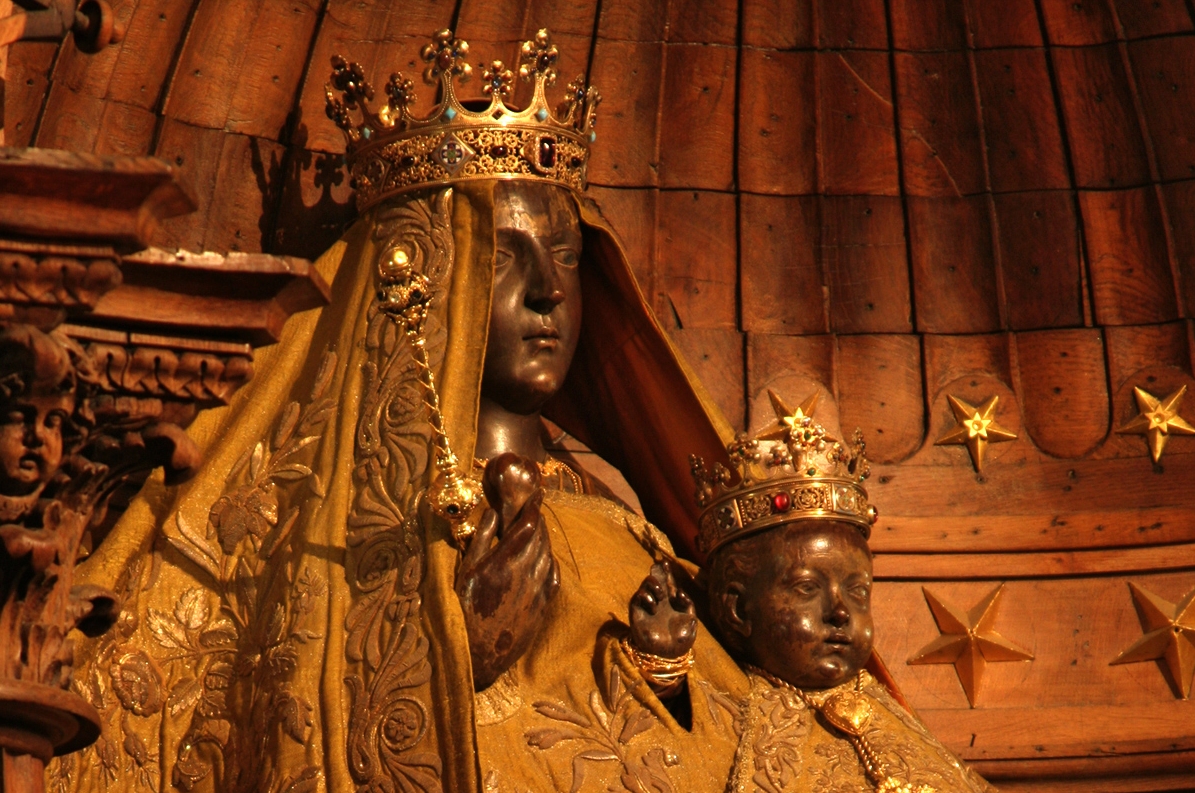 La Madonna Nera, statue di Iside e della Vergine paritura. La Benedetta Signora sotterranea.